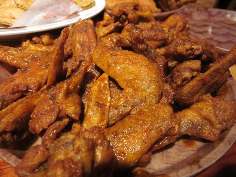 2048px Hooters cajun sauce naked wings 768x576